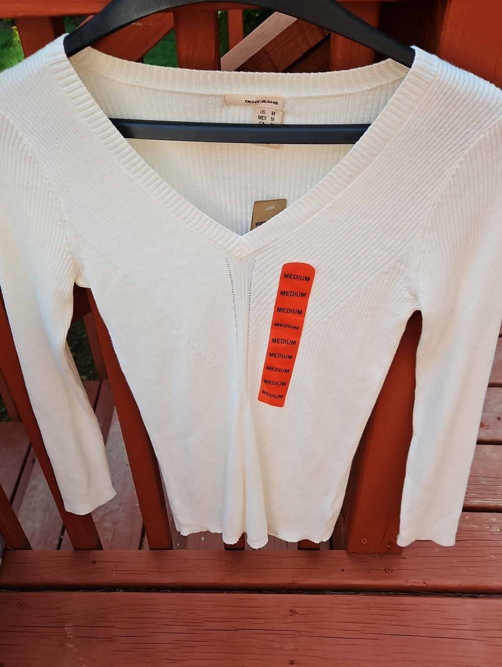 New With Tags DKNY JEANS Ivory Cream Ribbed V-Neck Pullover Sweater Size Medium
